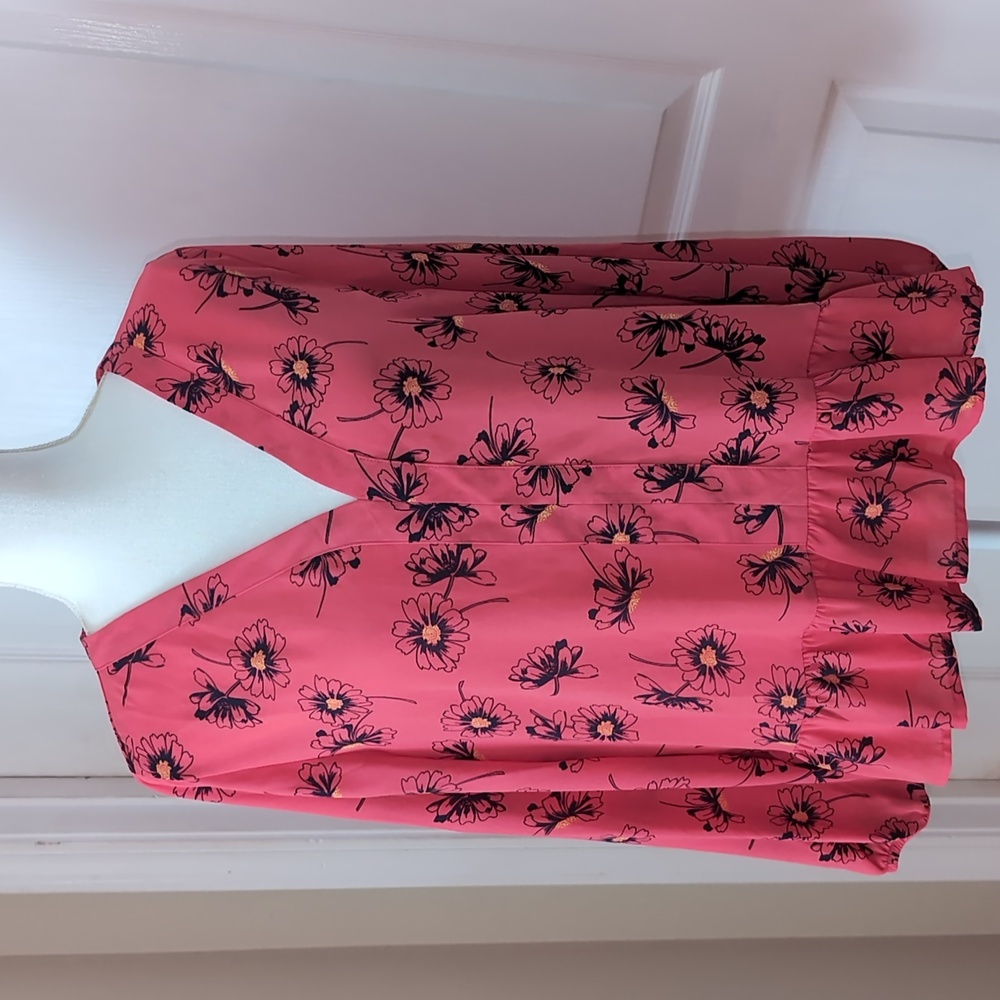 GAP  Pink Floral Ruffle Bottom Chiffon Blouse. Size Large. Deep Coral